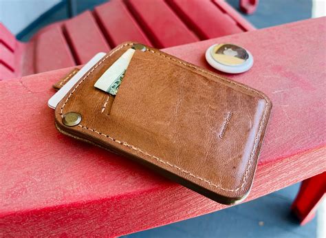 best minimalist wallet with airtag.